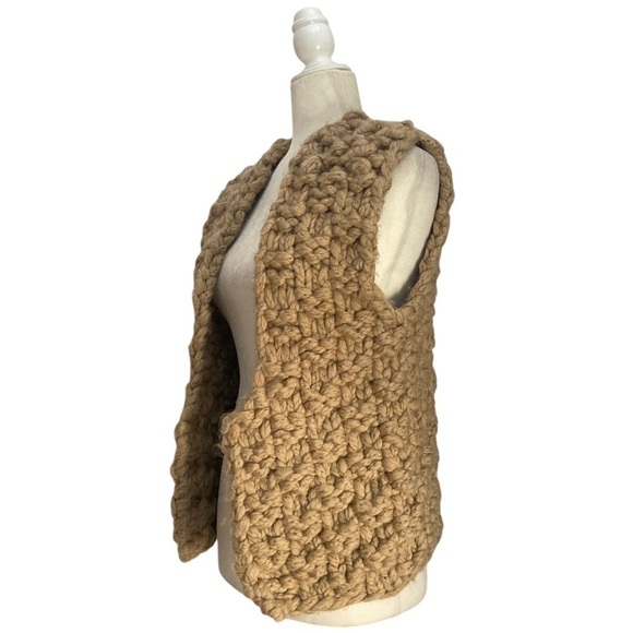 Allude Chunky Knit Sleeveless Sweater Vest in Caramel - Picture 5 of 11